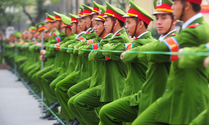 Đề xuất cấm công an mặc quân phục ăn uống vỉa hè, đính đá móng tay