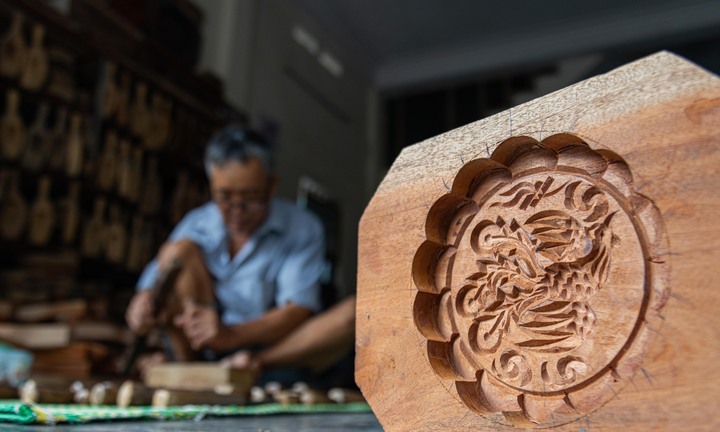 Nghệ nhân Hà thành hơn 40 năm chế tác thủ công khuôn bánh trung thu