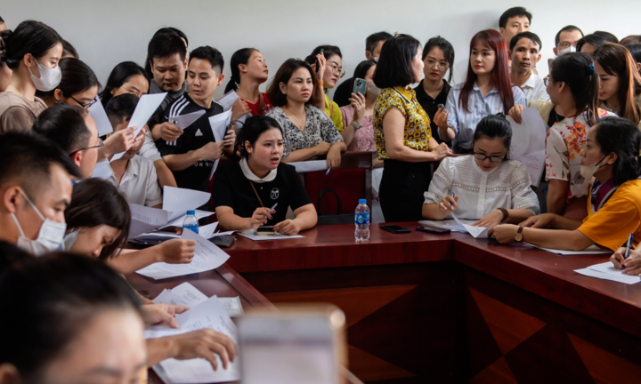 Phụ huynh bỏ làm, thấp thỏm chờ kết quả con vào trường Tây Mỗ 3