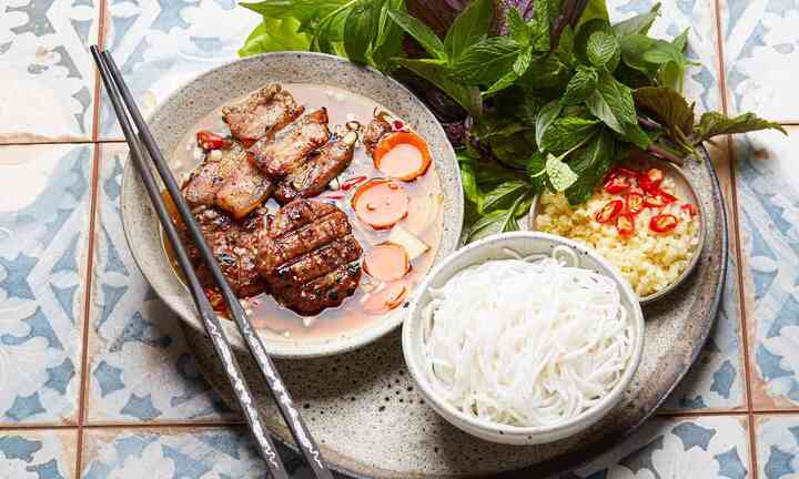 Pha nước chấm bún chả Hà Nội bằng giấm hay chanh?