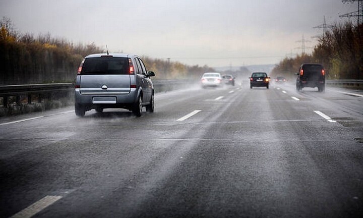 Lái xe khi gió mạnh cần lưu ý gì?