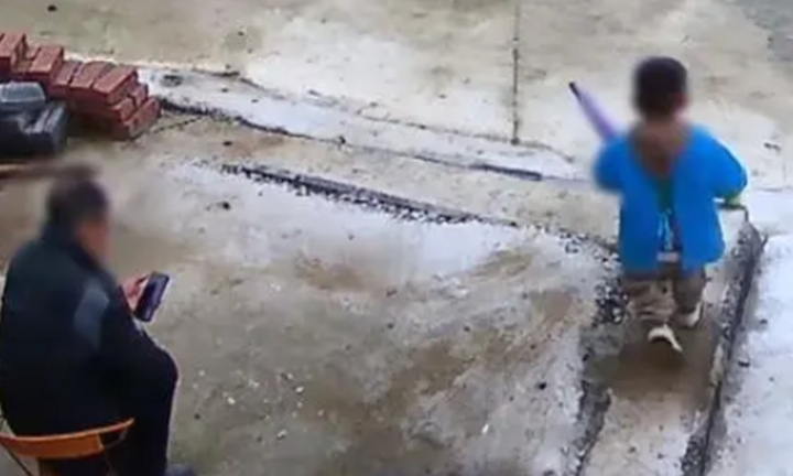 Ông nội mải xem clip trên mạng, cháu trai chết đuối trước mắt mà không biết 