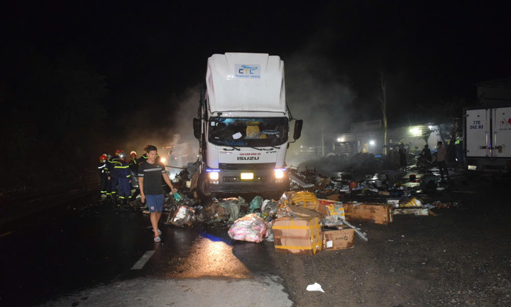 Xe tải bốc cháy trong đêm, thiêu rụi hàng trăm chiếc lồng đèn Trung thu