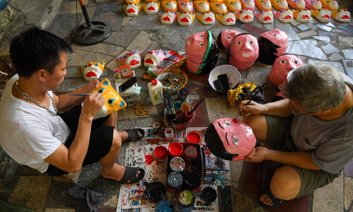 Tất bật sản xuất hàng nghìn mặt nạ giấy bồi cho Tết Trung thu