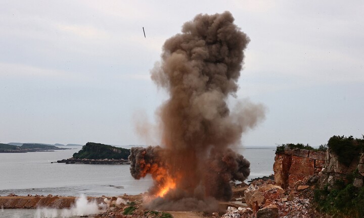 Chủ tịch Triều Tiên Kim Jong-un giám sát thử nghiệm rocket đa nòng