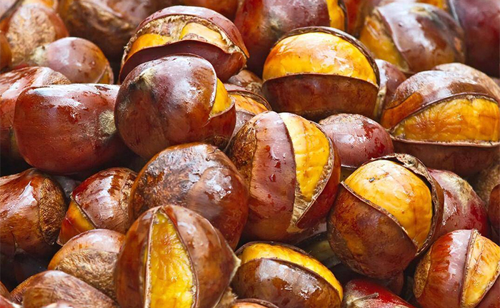 Mua hạt dẻ chớ tham hạt to, làm cách này sẽ chọn được hạt ngọt, bùi, không sượng