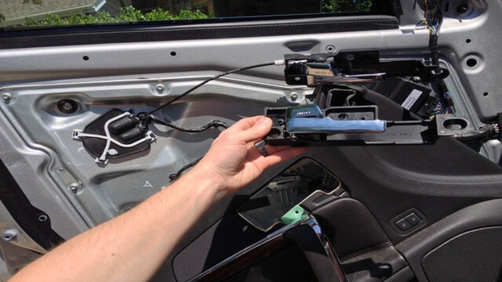 Cách thay khóa cửa xe