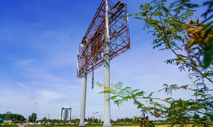 Nhếch nhác hàng loạt biển quảng cáo trơ khung, rỉ sét ở Hà Tĩnh