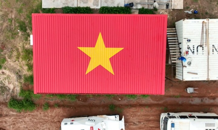 Lực lượng Gìn giữ Hòa bình Việt Nam 'vẽ' cờ Tổ quốc khổng lồ ở châu Phi