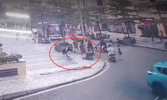 Bắt kẻ hành hung cháu bé 12 tuổi trước sảnh chung cư ở Hà Nội