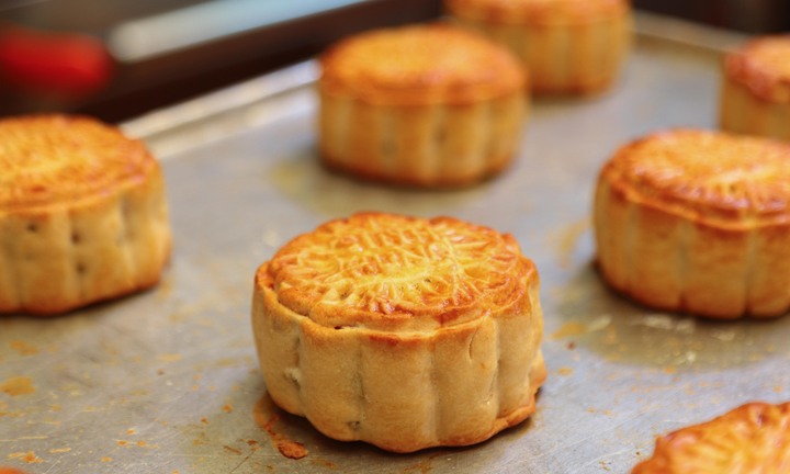 Khách ưa chuộng bánh trung thu truyền thống, các lò sản xuất thâu đêm
