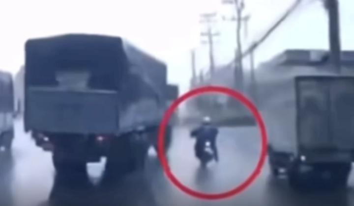 Tận cùng cái ác trong cú đạp ga của gã tài xế xe tải cán nạn nhân 2 lần