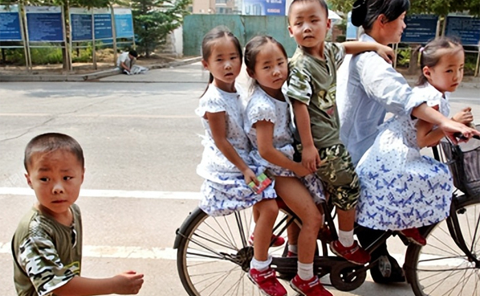 22 năm sau ca sinh 5 kỷ lục, người mẹ khóc nói giá như không mang thai