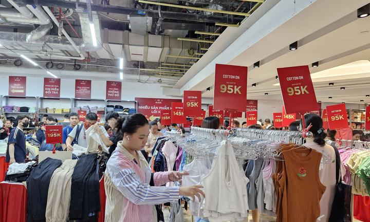 Người dân TP.HCM sắm hàng hiệu giảm giá đến 80% xuyên lễ 2/9