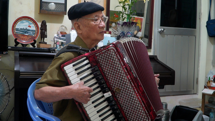 Tình yêu âm nhạc của người chiến sĩ Điện Biên 90 tuổi đời