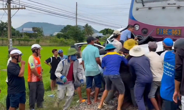 Ô tô bẹp dúm sau va chạm với tàu hoả ở Bình Thuận