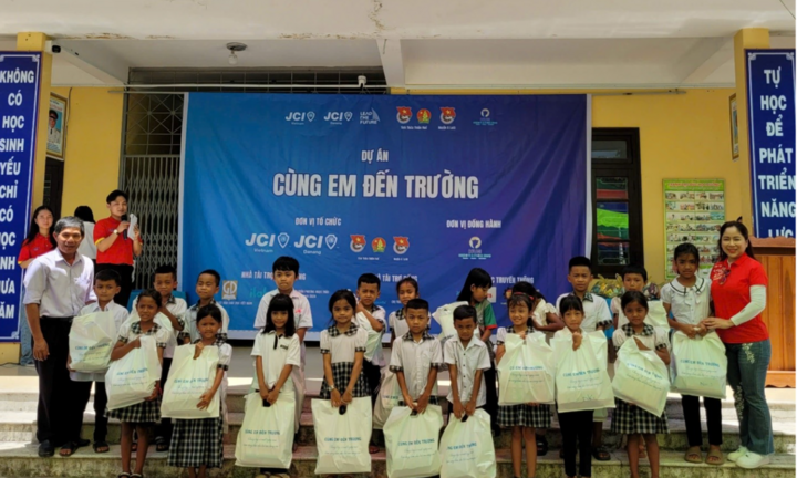 Những món quà đặc biệt dành tặng học sinh huyện A Lưới