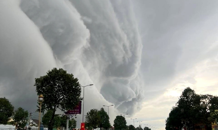 Đám mây cuồn cuộn như sóng thần xuất hiện trên bầu trời Bình Dương