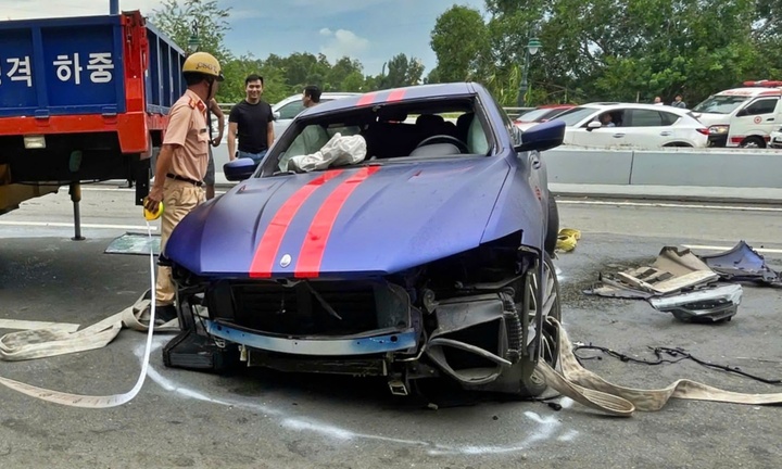 Siêu xe Maserati lộn nhiều vòng trên đường, 2 người thoát chết