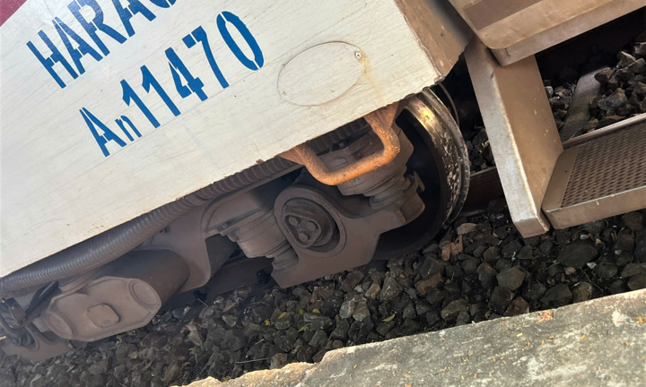 Tàu Bắc – Nam tiếp tục bị trật bánh ở Huế