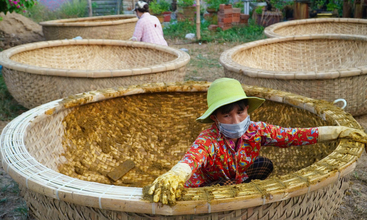 Về Phú Yên mục sở thị ‘tuyệt chiêu’ chống thấm cho thuyền thúng của ngư dân