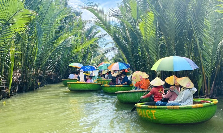 Du khách nườm nượp check-in 'miền Tây thu nhỏ' giữa lòng Hội An