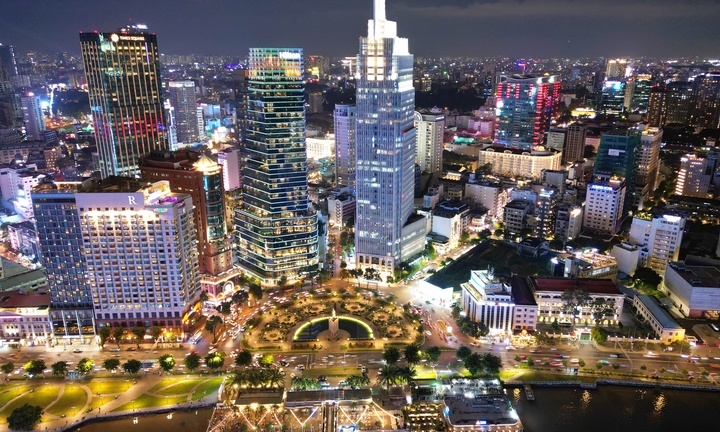 Ngắm TP.HCM rực rỡ ánh đèn từ trên cao khi đêm xuống 
