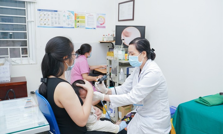 Tự chữa cảm cúm cho trẻ, cha mẹ hối hận, phải đưa con đi cấp cứu