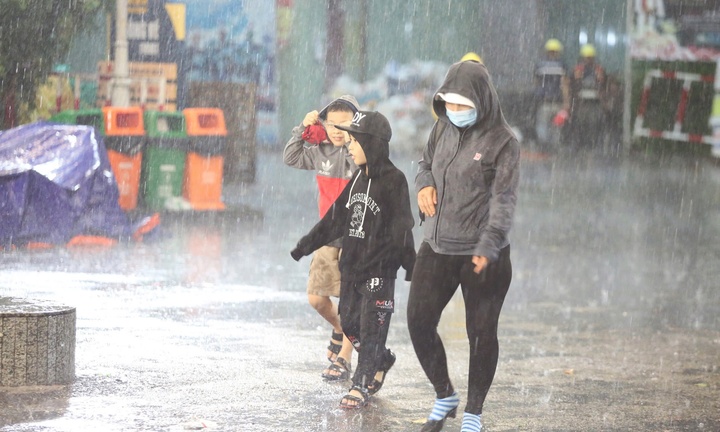 Người dân TP.HCM dầm mưa, đội nắng đi chơi lễ 2/9