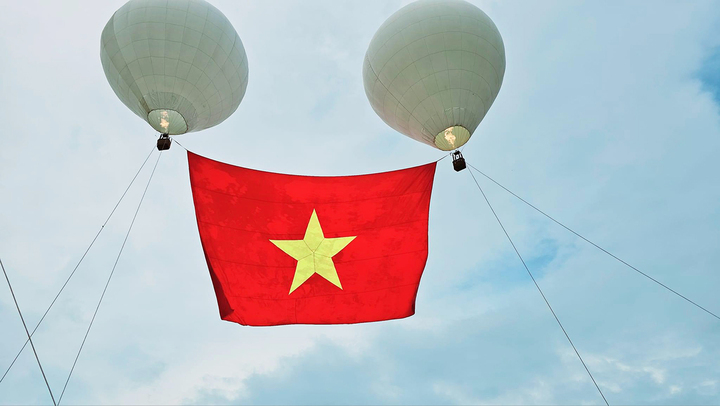 Trải nghiệm bay khinh khí cầu, ngắm Hạ Long từ trên cao