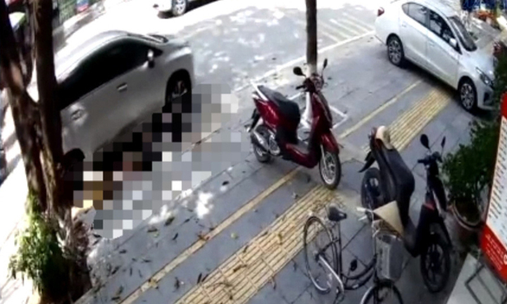 Tài xế ở Bắc Giang tông rồi cuốn cụ bà vào gầm ô tô