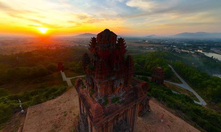 Về Bình Định, ngắm tháp Chăm ngàn tuổi dưới ánh bình minh
