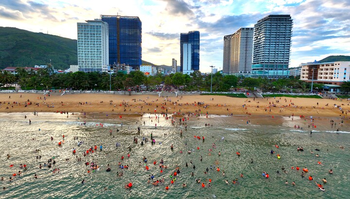 Trời đẹp, du khách đổ về biển Quy Nhơn tận hưởng kỳ nghỉ lễ