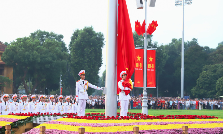 Hàng nghìn người xếp hàng từ sáng sớm xem lễ Thượng cờ mừng Quốc khánh 2/9