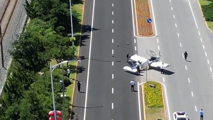 Máy bay hạ cánh khẩn cấp xuống cao tốc ở Trung Quốc