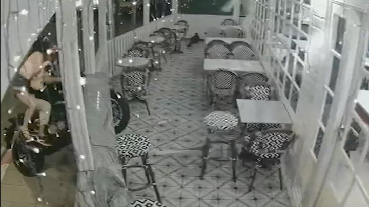 Mô tô lao thẳng vào quán cafe, bánh trước dính chặt vào lan can