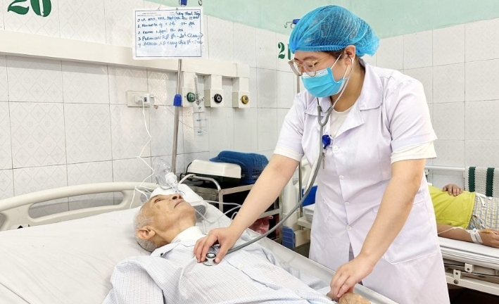 Cụ ông ngừng tim, ngừng thở trên đường đến bệnh viện