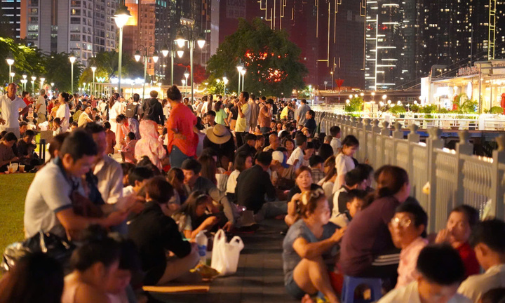 Biển người ùn ùn đổ về trung tâm TP.HCM chờ xem pháo hoa tối 2/9