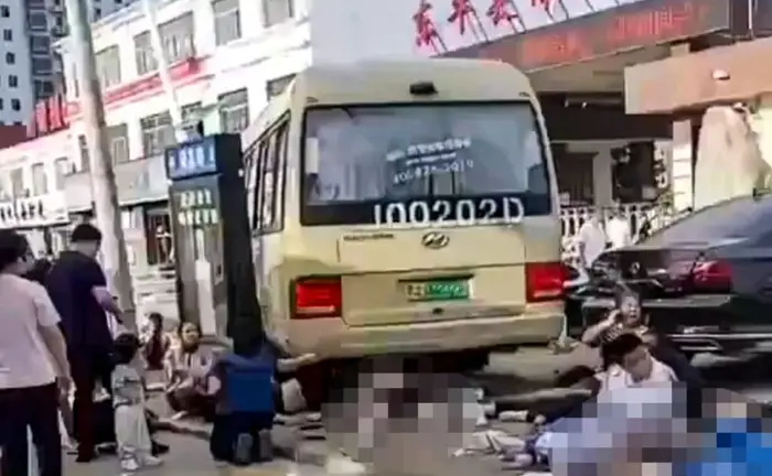 Trung Quốc: Xe buýt đâm học sinh trước cổng trường, 11 người thiệt mạng