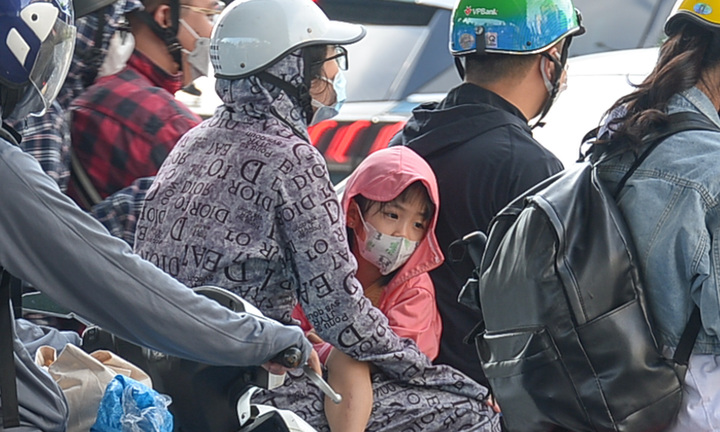 Trời nắng gay gắt, trẻ nhỏ mệt nhoài theo cha mẹ trở lại Hà Nội