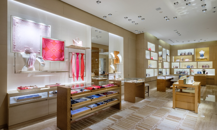 Bất ngờ số tiền người Việt chi mua hàng hiệu Louis Vuitton, Chanel, Gucci 