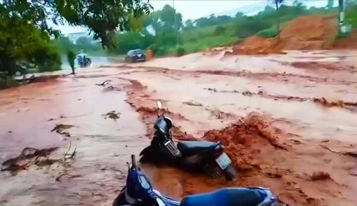 Cận cảnh lũ cát đỏ cuồn cuộn tràn xuống đường Bình Thuận