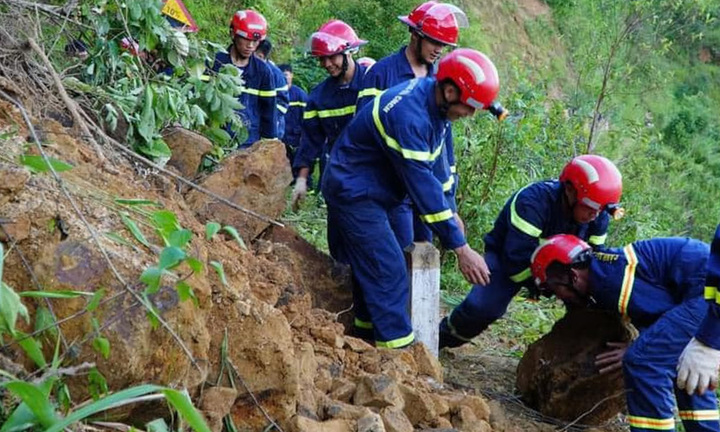 Tin tai nạn giao thông mới nhất ngày 4/9: Xe máy lao xuống vực, một người chết
