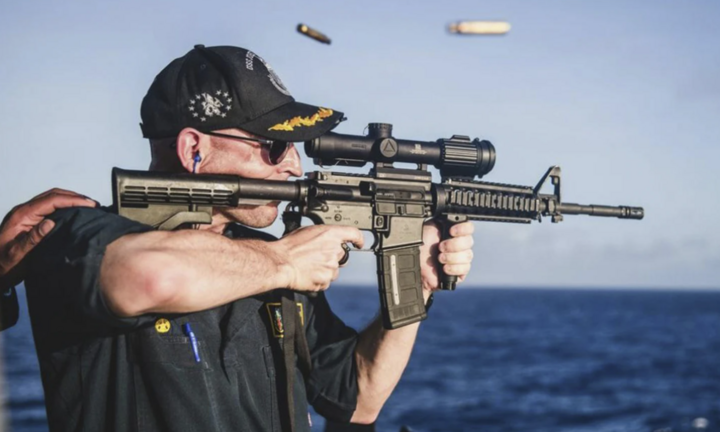 Chỉ huy tàu chiến Mỹ mất chức vì ảnh ngắm súng ngược