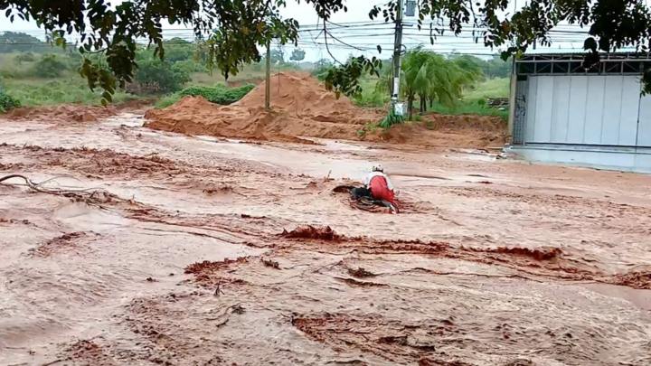 Lũ đỏ cuồn cuộn tràn xuống đường ở Bình Thuận
