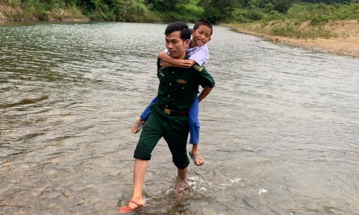 Lính biên phòng cõng học sinh vượt suối, băng rừng đến trường khai giảng