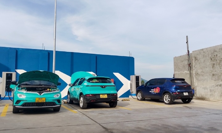 Có nên mở nắp capo, bật điều hòa khi sạc xe điện?