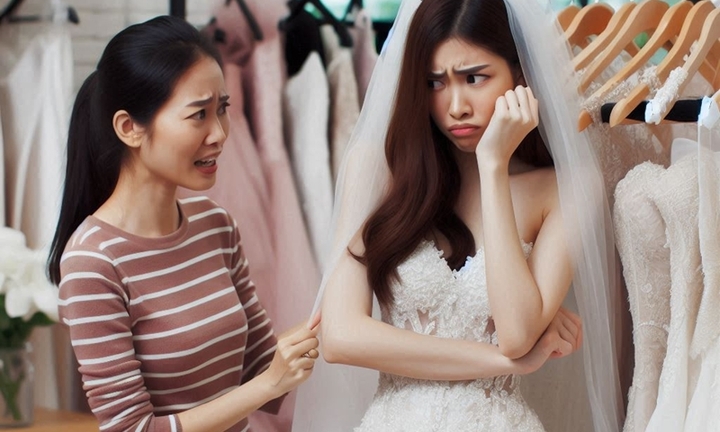 Để lại mùi hôi cơ thể khi thử váy cưới, cô gái bức xúc khi phải bồi thường