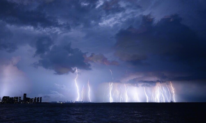 Trung Quốc: Sét tím khổng lồ xuất hiện ở Hải Nam trước khi siêu bão Yagi đổ bộ