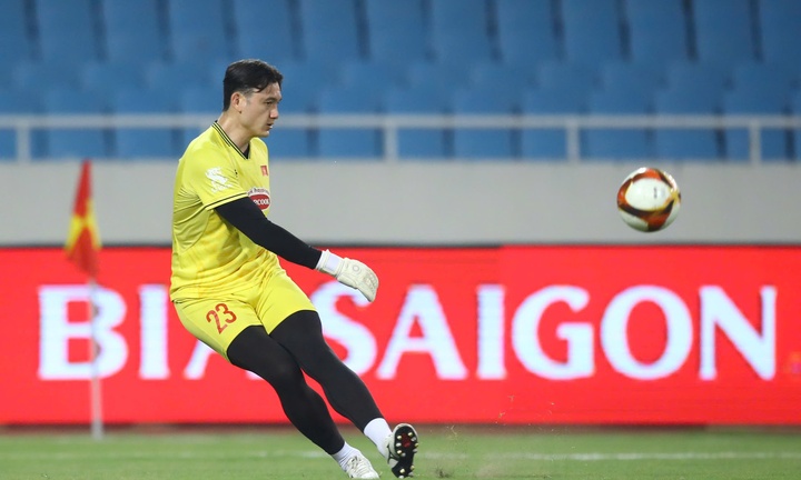 Cựu vua phá lưới V.League bênh Đặng Văn Lâm: 'Không ai chuyền về như thế cả'